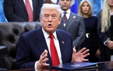 Ông Trump nói sẽ phát tiền cho dân, gọi người phản đối thuế quan là 'kẻ ngốc'