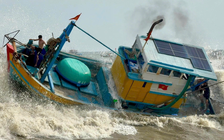 Sóng lớn đánh chìm hàng loạt tàu cá ở Lâm Đồng