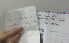 Phong bì mừng chắt của cụ bà U.100: Nét chữ run run khiến cháu gái rưng rưng