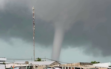 Vòi rồng trăm mét ngoài khơi Cà Mau