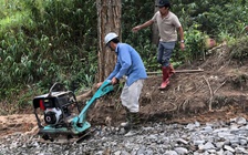 Đóng đèo D'Ran do sạt lở: Hỗ trợ đá để người dân làm đường tạm xuyên rừng