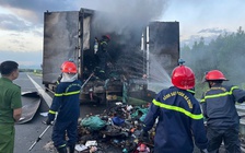 Xe tải bất ngờ bốc cháy trên cao tốc Vân Phong - Nha Trang