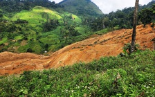 Đà Nẵng: Sạt lở núi khiến đất đá chảy như thác, nghi 3 người bị vùi lấp