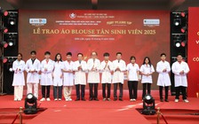 Trao áo blouse cho tân sinh viên y khoa trong ngày khai giảng