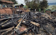 Hai căn nhà của đồng bào Xơ Đăng ở Quảng Ngãi bị lửa thiêu rụi