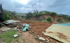 Sạt lở cuốn sập 2 căn nhà, người đàn ông ôm cháu bé chạy thoát đúng vài giây