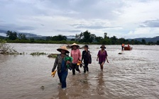 Gia Lai: Cứu hộ thành công 10 người dân bị cô lập do mưa lũ
