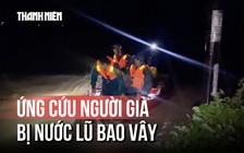 Lực lượng cứu hộ lái cano vào nhà, đưa người già ra khỏi vùng lũ trong đêm