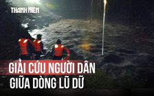 Nghẹt thở cảnh giải cứu người dân giữa dòng lũ dữ tại Đà Nẵng