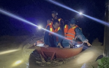 Đắk Lắk: 2 người lớn tuổi đau ốm được đưa ra khỏi vùng ngập lụt trong đêm