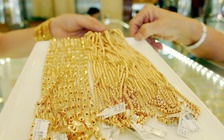 Sức mua nữ trang giảm vì bị hạn chế thanh toán bằng thẻ tín dụng