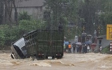 Tự phá rào chắn để vượt ngầm tràn, tài xế và xe tải bị cuốn trôi