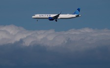 Hành khách 'tố' hành lý của vợ có bom, máy bay hạ cánh khẩn cấp