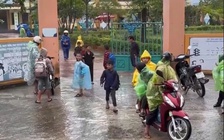 Vụ nghi ngăn học sinh cấp cứu: Phó hiệu trưởng trở lại trường, phụ huynh đón con về