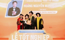 Đôi vợ chồng bế con lên sân khấu nhận bằng tốt nghiệp 'gây sốt' mạng