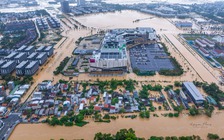 Ảnh Aeon Mall Huế 'sừng sững' giữa nước lũ bất ngờ lên báo Nhật