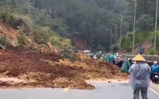 Quảng Ngãi: QL24 xuất hiện nhiều điểm sạt lở, giao thông ách tắc