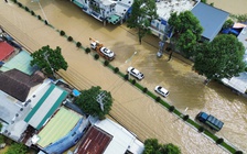 Nha Trang nhiều nơi còn ngập 0,5 m, cảnh báo nước lên lại trong đêm