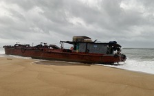 Quảng Ngãi: Tàu sắt có 2.000 lít dầu bị sóng đánh mắc cạn