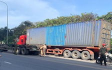 TP.HCM: Bị 2 xe container kẹp giữa, nữ sinh lớp 9 tử vong trên đường đi học