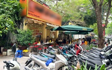 Vỉa hè thành hàng quán, bãi đậu xe, người đi bộ bị đẩy xuống lòng đường