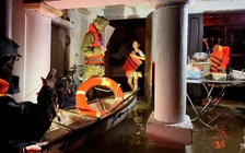 Công an Đắk Lắk cứu dân vùng ngập lụt xuyên đêm