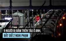 Anh bắt 2 nghi phạm vụ đâm người đẫm máu trên tàu, 9 người bị thương