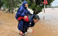 Người Hà Tĩnh dìu nhau qua những ngày chìm trong mưa lũ