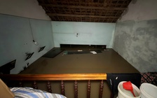 Hơn 24 tiếng cố thủ trên gác, gia đình ở Đắk Lắk tính chuyện dỡ mái ngói 'chạy lũ'