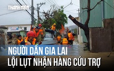 Gia Lai: Nước rút, người dân lội lụt nhận hàng cứu trợ