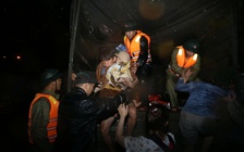 Quy Nhơn ngập lụt: Những ‘lá chắn sống’ băng nước cứu dân trong đêm