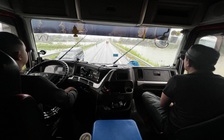 Tài xế đường dài vừa chạy vừa hồi hộp hỏi dò 'đường có ngập không?'