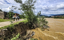 Sạt lở dọa 'nuốt' nhà dân