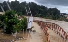 Cầu treo Phú Thiện trên sông Đa Nhim bị lũ cuốn trôi