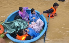 Ngập lụt ở Khánh Hòa: Quân đội, công an suốt đêm ngày cứu người già, trẻ em
