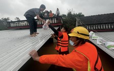 Người Hà Tĩnh lên mái nhà trao đồ ăn giúp người Đắk Lắk: 'An toàn nhé!'