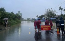 Ngập lụt 'nhấn chìm' QL27 ở Hòa Sơn, Đắk Lắk