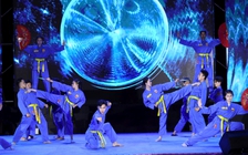 Du khách nước ngoài trầm trồ với màn biểu diễn võ thuật mãn nhãn tại TP.HCM