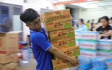 TP.HCM xuyên đêm tiếp nhận khẩn cấp hàng cứu trợ đồng bào vùng lũ miền Trung