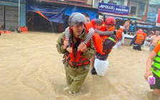 Bộ đội, công an lăn xả cứu dân ngập lụt lịch sử, lay động lòng bao người