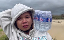 Cả đời chưa từng thấy lũ dữ, bật khóc nhận cứu trợ ở Gia Lai