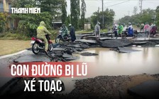 Con đường bị lũ 'băm nát', người dân liều mình bắc cổng sắt làm cầu tạm