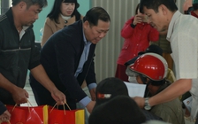 Ông Nguyễn Phi Long thăm, tặng quà hỗ trợ người dân khắc phục hậu quả mưa lũ