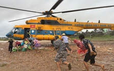 Trực thăng Bộ Quốc phòng thả hàng cứu trợ người dân ngập lụt Phú Yên cũ