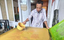 Kỹ nghệ độc lạ: Tuyệt chiêu dùng 'dao nước' trên giấy dừa