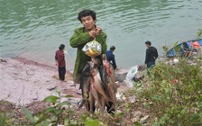 Người dân bắt được cá leo dài cả mét dưới tràn hồ Kẻ Gỗ