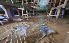 Khánh Hòa: Trường ngổn ngang bùn đất sau lũ lịch sử, chưa xác định ngày đi học