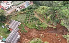 Di dời khẩn cấp cả khu dân cư do vết nứt dài trên đồi Ba Lá Xanh