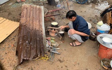 Đắk Lắk sau lũ: Quần áo mang ra đường giặt, bếp tạm dựng lên nấu bữa cơm gia đình