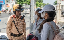 CSGT TP.HCM phạt hàng loạt phụ huynh, học sinh không đội mũ bảo hiểm